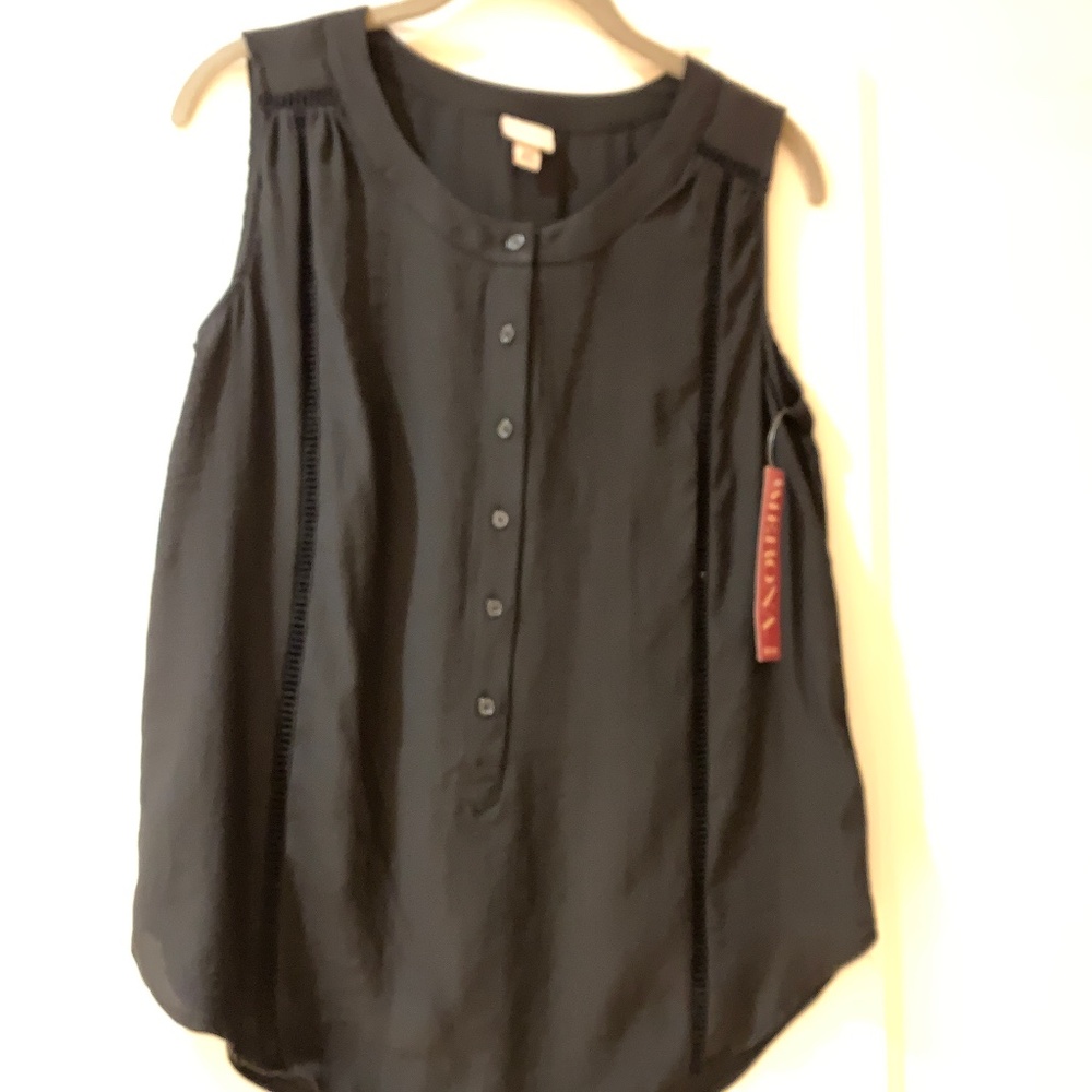 Black sleeveless shirt